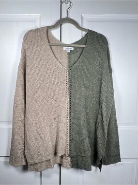 Magnolia Two-Tone Block V-Neck Knit Sweater in Tan/Olive Green Sz M/L